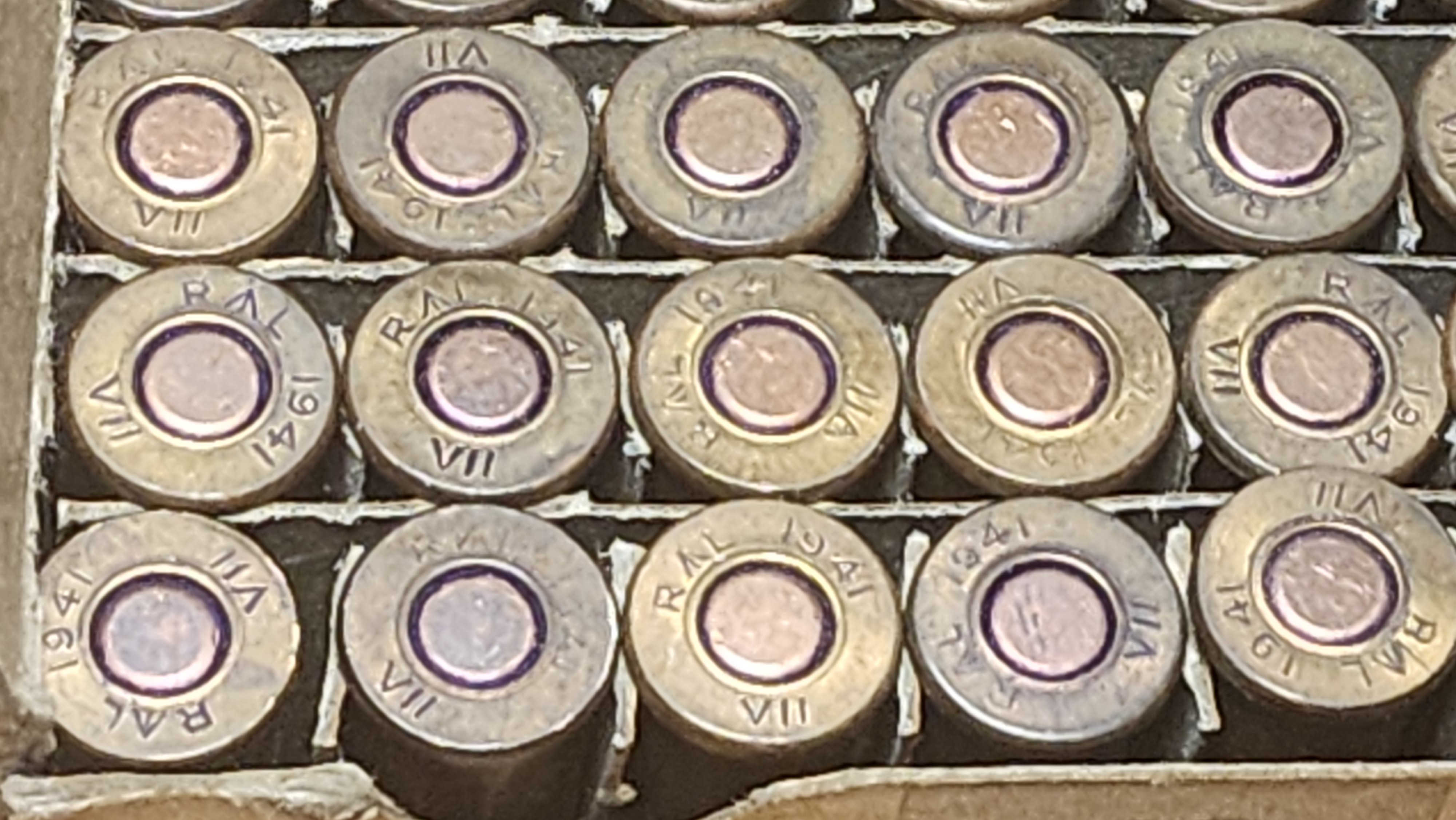 R↑L 1941 VII headstamp close up on .303 British cartridge