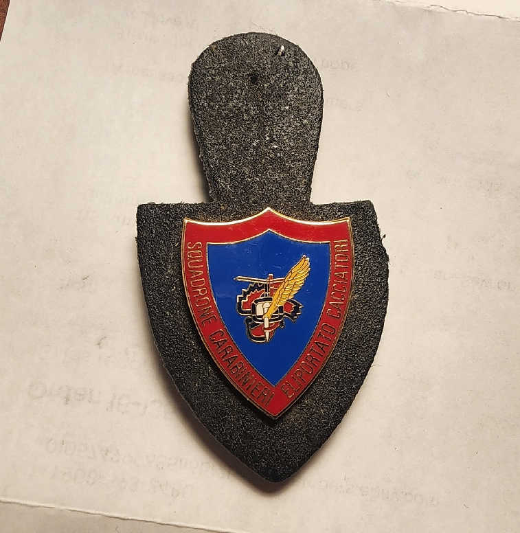 Squadrone Carabinieri Eliportato Cacciatori collar badge on backing