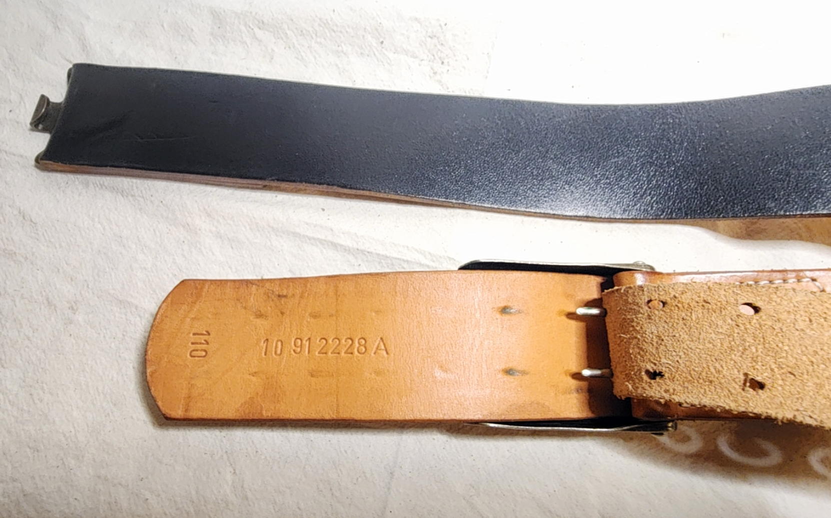 Tan underside of the Bundeswehr belt stamped 110 and 10 91 2228 A, with double-prong adjustment assembly