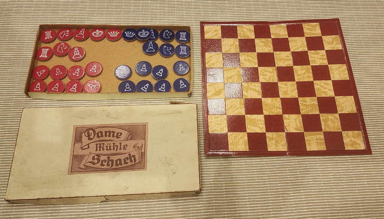 Multi-game set: chess board with red and blue disc pieces, and the labeled box cover