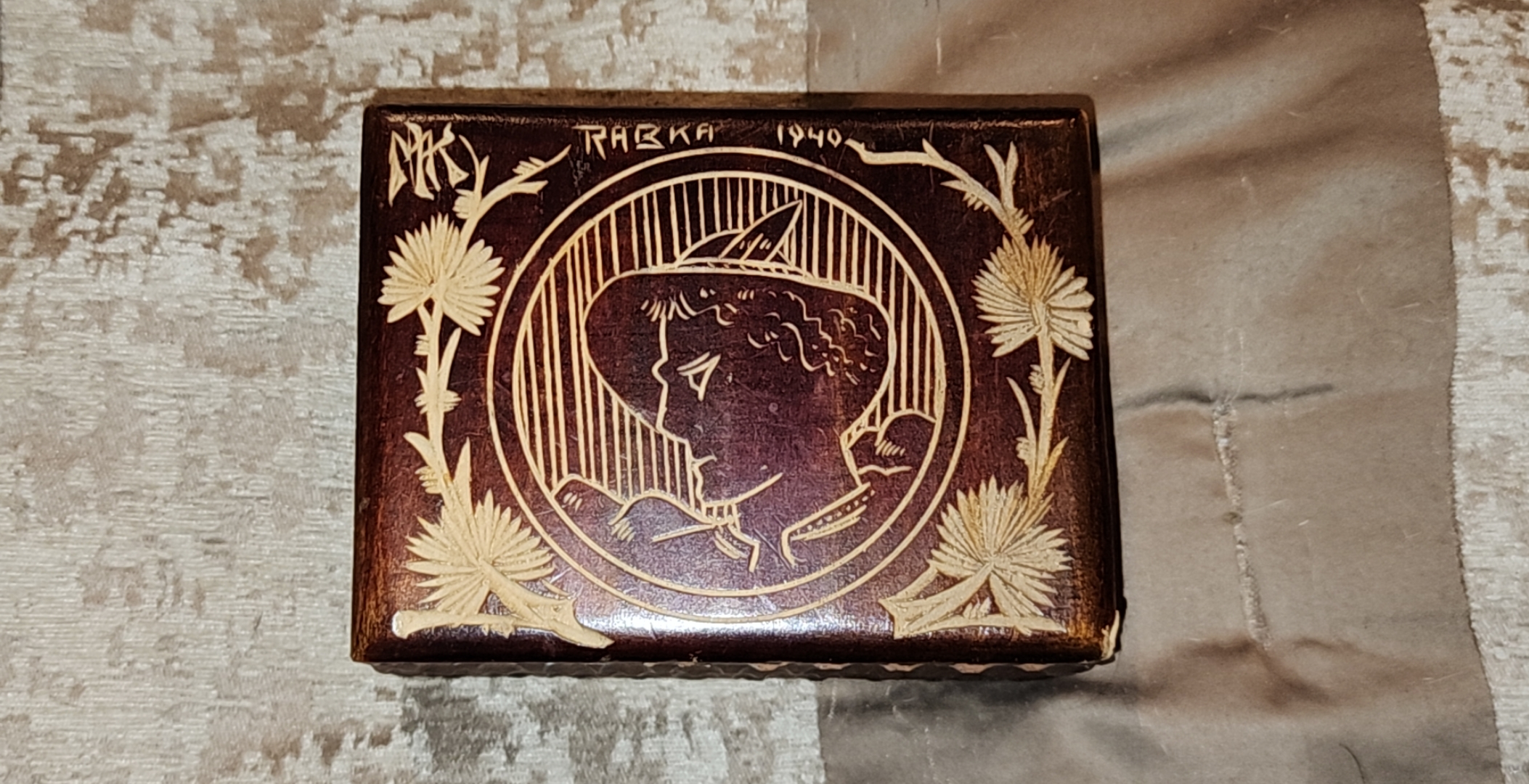 Top view of the carved wooden trinket box showing 'Rabka 1940' and monogram 'MK'