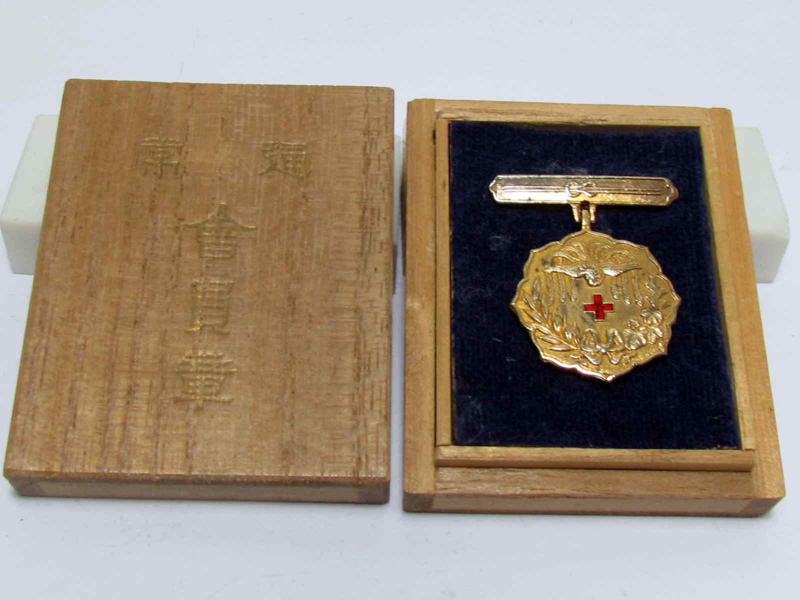 Imperial Japanese Red Cross Society General Meeting Commemorative Member’s Badge in its original wooden presentation case